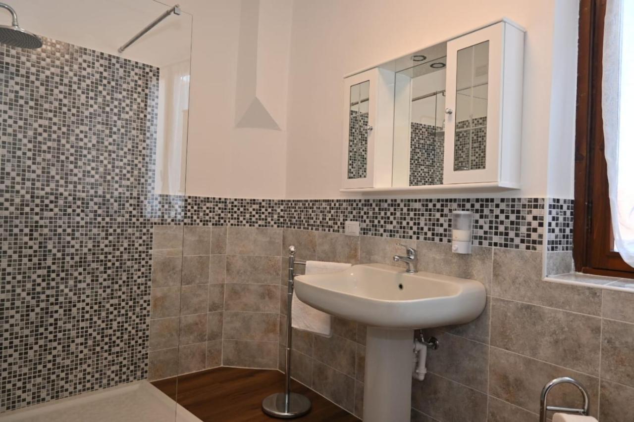 B&B Del Corso Castano Primo Bagian luar foto